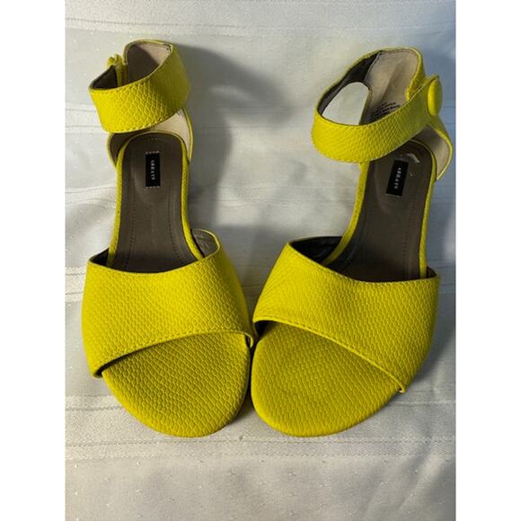 Array Yellow Ankle Strap Sandals Women’s 9W Open Toe Low Heel Textured - Picture 3 of 9